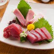 中トロ、赤身、中落ちの3種盛り。獲れたての味を満喫できる、人気の一皿。じっくりとご堪能あれ。
