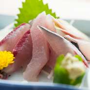 和歌山市内では珍しいサバ刺。その日の夕方に獲れたばかりのものを仕入れ、即提供。トロける味わいをぜひ。