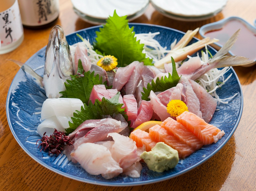 彩りも鮮やかな鮮魚いろいろ『名物特選虎丸盛り』