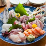 選りすぐりの鮮魚八品盛り。お酒との相性抜群！　旬の味わいをたっぷりと堪能できるおすすめの一皿です。