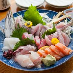 彩りも鮮やかな鮮魚いろいろ『名物特選虎丸盛り』