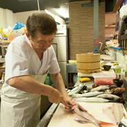 お客様に「美味しい」と言っていただけるよう、手がける料理は常に手間を惜しまず、ひとつひとつ丁寧に仕上げて提供することを心がけています。自慢の味をぜひ、ご賞味ください。