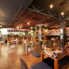 気軽に立ち寄り、にぎやかに楽しめるお店