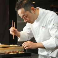 東京は、江戸のイキが息づく場所。素材を生かし、その持ち味を引き出す料理は、切ったときの断面図や、盛り付けたときの状態まで想像してつくり込む、シンプルかつスタイリッシュな逸品ばかりです。