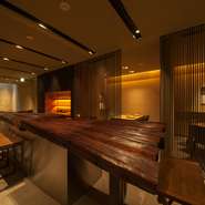 ゆったりと落ち着いて食事が可能な、洗練された7Fのテーブル席（5組）。中央のカウンターは漆塗りなので、パーティなどの際には、このカウンターでダイナミックな刺身盛りを楽しむこともできます。