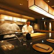 料理人は、お客様の思い出に残るひとときをお届けするエンターテイナー。【六雁】は厨房のすべてが見えるフルフラットとなっているため、料理人の立ち居振る舞いや所作にも注意をはらった店づくりを行なっています。