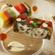 包丁を入れたときの断面まで計算し、旬の食材でつくる野菜の煮こごり。ポン酢のゼリーと刻み塩昆布を添えて