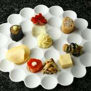 トマトとすだちのゼリーやおから稲荷、鳴門金時のモンブランなど、多様な料理でつくられた食の万華鏡です。