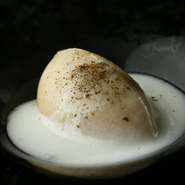 季節のフルーツの酸味と香り、またほうじ茶のほろ苦さを生かしたさっぱりとした後味のデザートです。