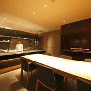 フロアにエレベーターが到着すると同時に鳴る鐘の音が、お客様の到着を教えてくれます。