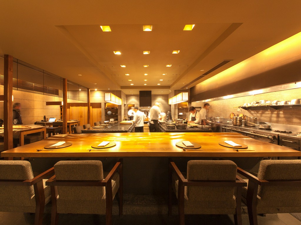 活気あふれるメインダイニング