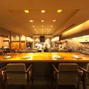 フロアの中央に厨房があるメインダイニング。料理から立ち上る湯気や食器の重なる音が食欲を湧かせます。