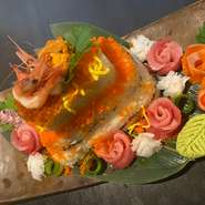 記念日・誕生日の際は、料理長がその日の旬の鮮魚で作った『寿司ケーキ』でお祝いはいかが。ほかにはないので、きっと喜んでいただけるはず。テイクアウトも可能なので事前にご連絡ください。