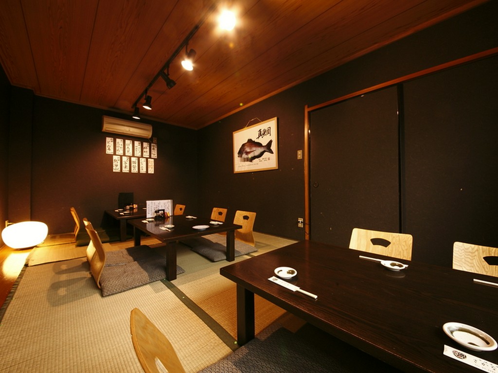 ゆったりくつろげる居心地よい店内