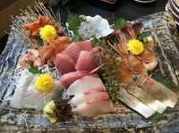 本日入荷の刺身盛り合わせです。（写真は3人前です。）