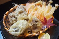 秋が旬のキノコの天ぷら盛合せです。特に松茸は香り高く、味わい深く、サクっと揚げました。