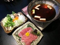 千住ねぎと鮪の脂身の多い所を使い、刺身ではくどい大トロも鍋に入れることにより余分な脂が抜けだし汁に上手く溶け込みネギもまた美味しくなります。一人前4000円