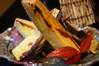 春を一足先に。新筍を芳ばしく焼き上げました。ジューシーな甘さと香りをお楽しみ下さい。