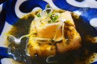 磯の香りがたっぷりと味わえる逸品。出汁の効いた餡かけと、揚げ出し豆腐が美味。