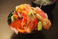 メディアで人気の海鮮丼に、毛蟹・本生鮪・海老などを盛り込んだ極上版！