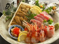 新鮮な海の幸の盛り合わせ。おいしい旬の魚介を思う存分堪能できます。