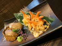 バカ貝をむき身にしたときの、オレンジ色の足の部位は『青柳』と呼ばれます。足の部分(オレンジ色の部分)を「舌切り」と呼び、刺身や酢の物などで食されます。甘みがあり、弾力のある独特の食感が楽しめます。
