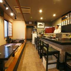 一人でも気軽に楽しめるカウンター席