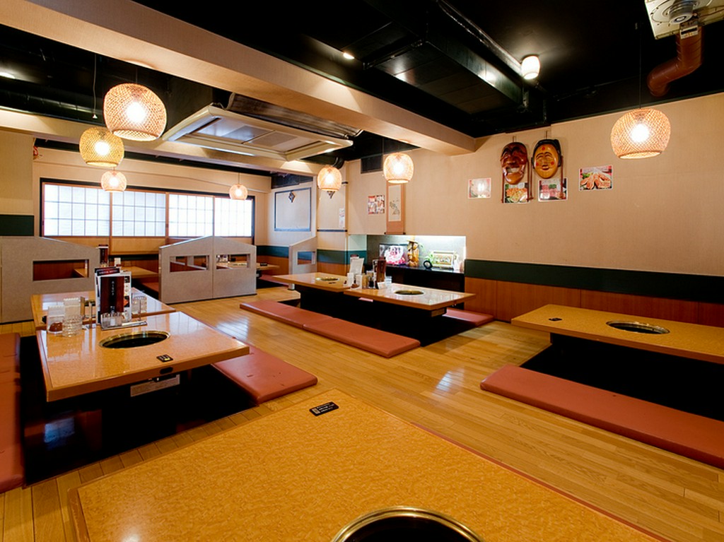 広い座敷で足を延ばしてゆったりとくつろいで