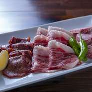炭火焼は素材が命。そのため、広島牛や宮崎牛などの黒毛和牛をはじめ、鹿児島黒豚、桜島鶏など厳選して入れる素材には、自信があります。また、国産なので、安全・安心です。
　