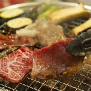極上の国産肉を、七輪炭火焼きで
七輪の炭火焼は、旨味を閉じ込めた深い味わいが楽しめます。味付けは、濃度の低いフランス産塩でシンプルに