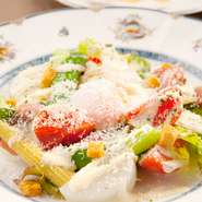 国内外から吟味した食材を用いて、熟練の技を持つシェフが、長年の経験とセンスを活かし、絶品料理へと仕上げます。
旬の味わいと食材本来の持つ旨みを、ぜひご堪能ください。