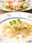 その日に仕入れた新鮮な魚の風味にソースの香りが心地よい、自慢の一品です。