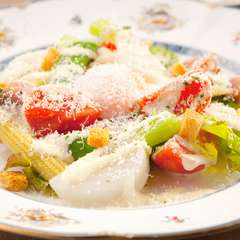 まろやかな旨みが広がります『温玉のせシーザーサラダ』