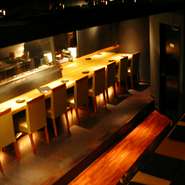 カウンターテーブルに座り、店自慢の「炭火焼」や「串焼」、瀬戸内や山陰の新鮮な海産物を肴に、地酒を堪能する常連客も多いです。加えて、週末には、デートのディナーを楽しむカップルの姿も見られます。