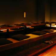 店内は、上品な調度品と、間接照明の柔らかな光に囲まれた上質な空間に仕上がっています。掘りごたつ式の座敷は、じっくりと【桜座蔵】自慢の料理を味わうのに最適。リッチな気分で食事を楽しんでみて下さい。