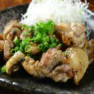 旨みとコクが凝縮、適度な歯ごたえ、鶏本来の味が堪能できるおすすめの一品。炭火で香ばしく焼き上げていて、お酒がすすむ味です。