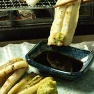 穴子の旨味を炭火でギュッと閉じ込めた至高の一品。上品に山葵と塩で…