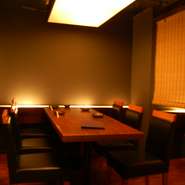 店内には、カウンター席や掘りごたつ型の座敷のほか、入口付近には8～12名用のVIP席も用意しています。
