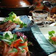 炭火焼料理のほか、国産の『黒毛和牛の炭火焼ステーキ』や、日本海で獲れた旬の鮮魚料理が楽しめます。