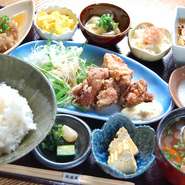 11：30～14：30はランチも提供。小さな小鉢が6つ付いた『日替わり桜御膳』は、特に、女性客から好評です。