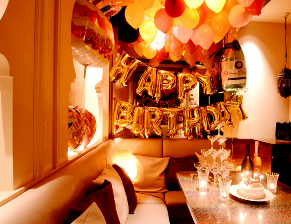 名物のデザートプレートで、大切な人の記念日を祝う