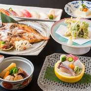 この時期ならでわの温かい鍋コースです。
先付から前菜・お造り・焼物、メインには選べる鍋！！〆には、雑炊かうどんを御用意してます。
最後にデザートもございます。　お値段６０００円です！
　＊詳細は電話にてご確認して頂けると幸いです＊