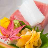 新鮮な魚介類をベテラン職人が綺麗に盛り付けします。