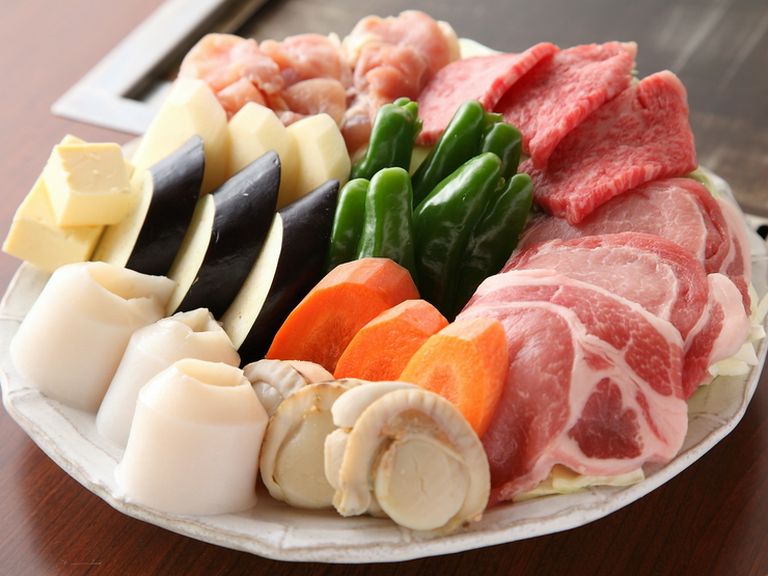 素材のおいしさを堪能できる『鉄板焼き盛り合わせ』