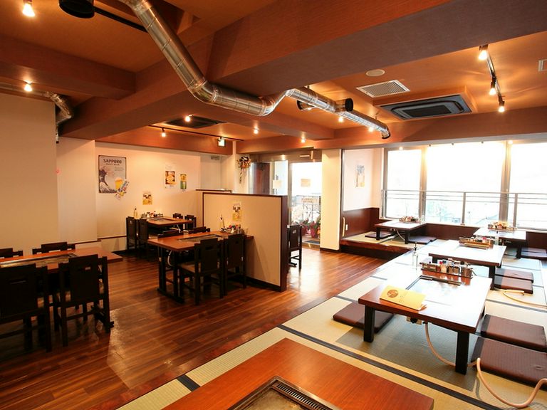 開放感あふれる店内で食事を楽しめます