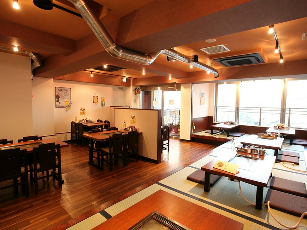 開放感あふれる店内で食事を楽しめます