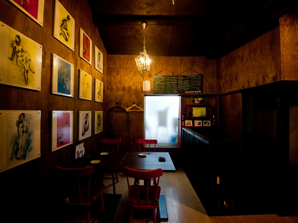 まさに隠れ家！　二階テーブル席は貸切パーティにぴったり！