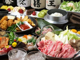 和牛とメイン料理は唐黍牛を使ったすき焼き＋豪華舟形盛り合わせのコース。飲み放題なしの場合は4500円