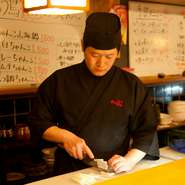 お客様に「美味しい」と言ってもらいたいから、食材は厳選して仕入れます。串焼きには炭を使用。焼き加減の微調整が難しいため、一本一本、音や色などを見ながら焼き上げます。丁寧な仕事に勝るものはないとか。