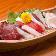 左から赤身・ふたえご・たてがみ三種を贅沢に盛り込みました。部位による食感や味の違いを楽しめる一品。